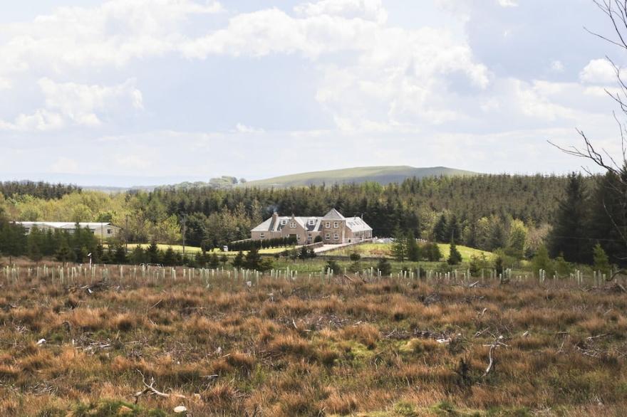ALTIDO Greenknowes Estate With Hot Tub and Bar