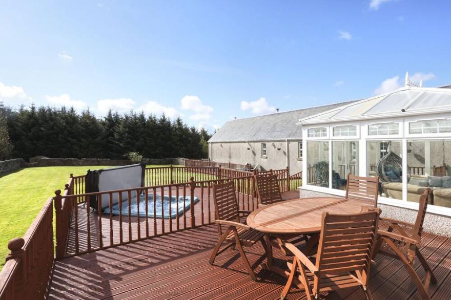 ALTIDO Greenknowes Estate With Hot Tub and Bar