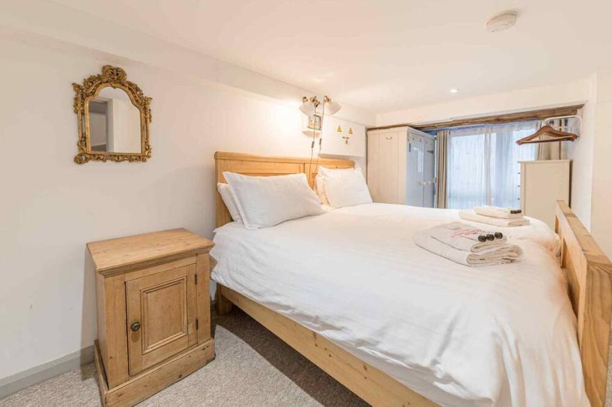 Pass the Keys | Little two bed two bath amazing views parking