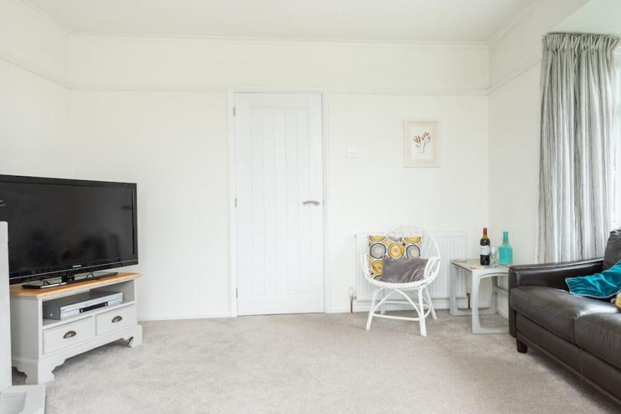 Oakdene is a spacious bungalow surrounded by countryside and a short drive to Bude