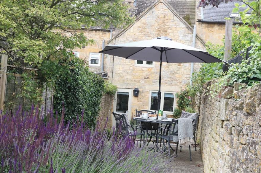 LITTLE LAMB COTTAGE, family friendly in Chipping Campden