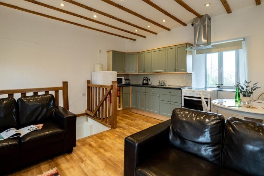 STABLE COTTAGE, pet friendly, with a garden in Port Isaac