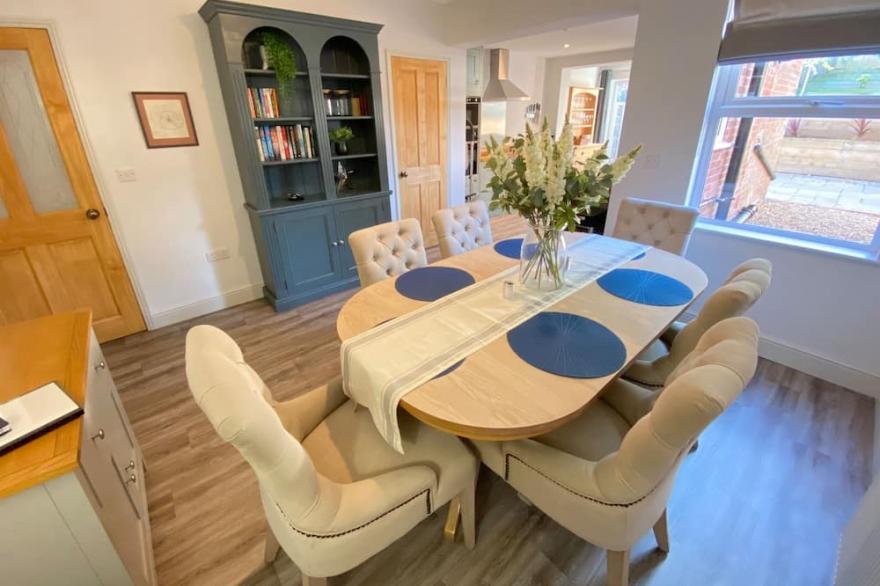 Luxurious Victorian villa with parking, sleeps six