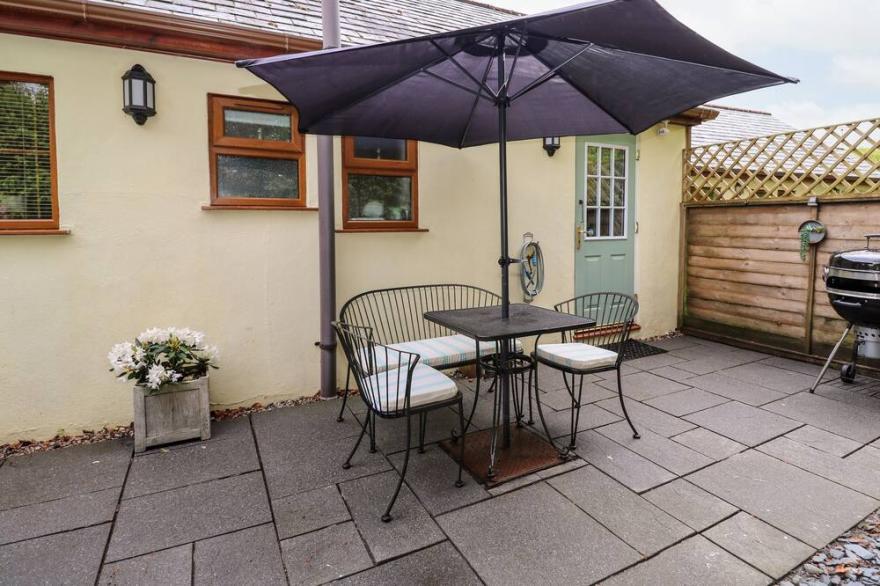 NUMBER 10 PUFFIN COTTAGE, pet friendly, with a garden in Camelford