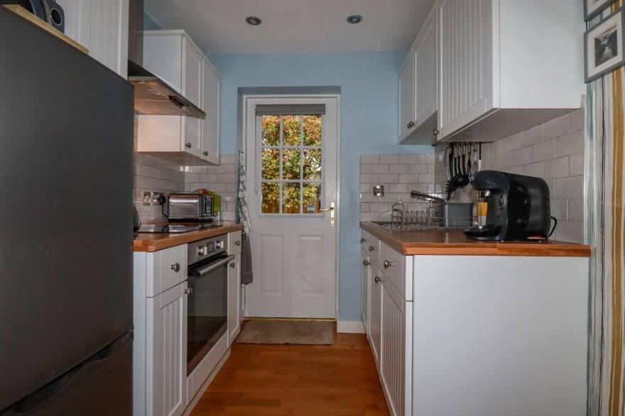 NUMBER 10 PUFFIN COTTAGE, pet friendly, with a garden in Camelford