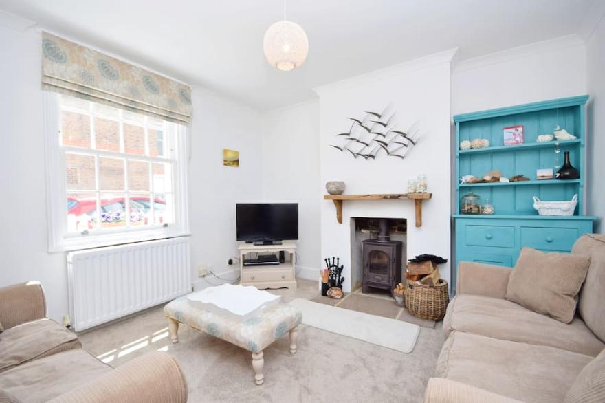 Seashell Cottage - Worthing - sleeps 4 guests  in 2 bedrooms