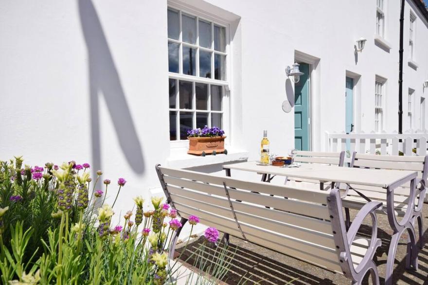 Seashell Cottage - Worthing - sleeps 4 guests  in 2 bedrooms