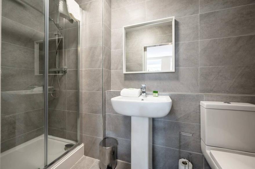 Host Apartments | Picasso's Place I