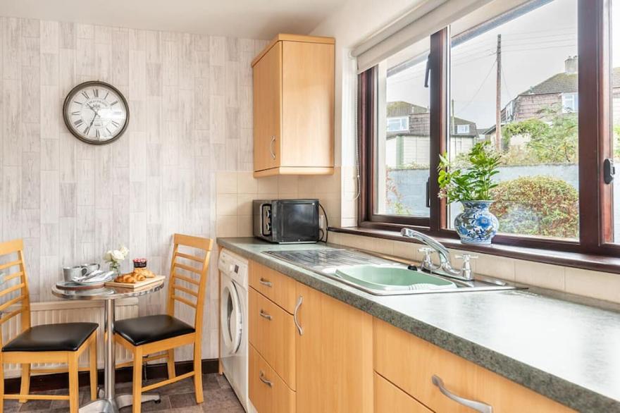 Giggles is a comfy, sleeps 2 annexe in a quiet part of Wadebridge town