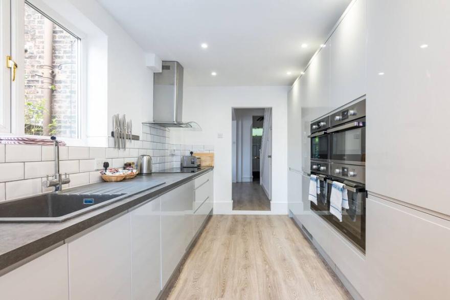 Elegant and Modern 5 Bed House I Pass The Keys