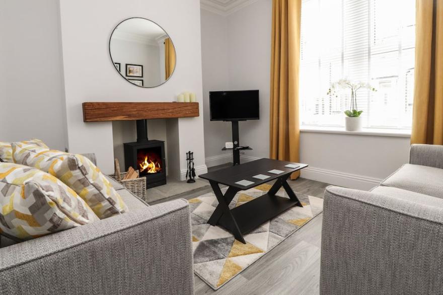 ACORN COTTAGE, pet friendly, character holiday cottage in Skipton
