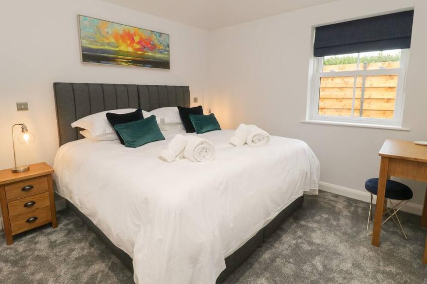 BRACKEN COTTAGE, pet friendly, luxury holiday cottage in Pocklington