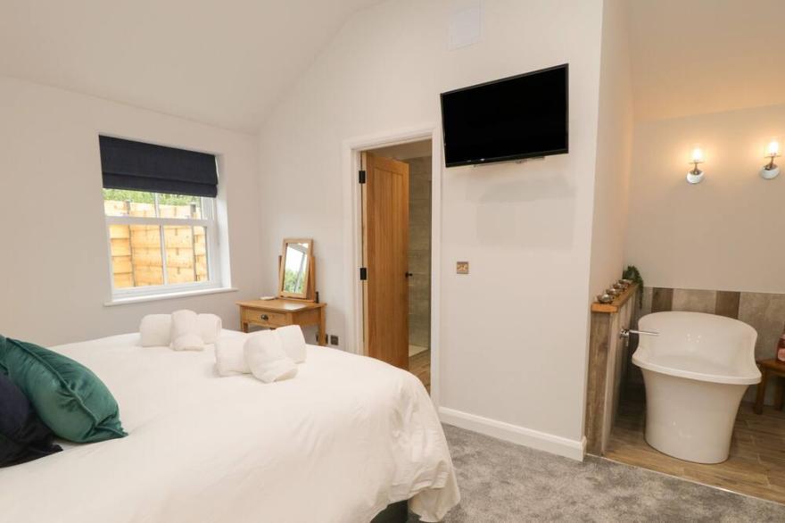 BRACKEN COTTAGE, pet friendly, luxury holiday cottage in Pocklington