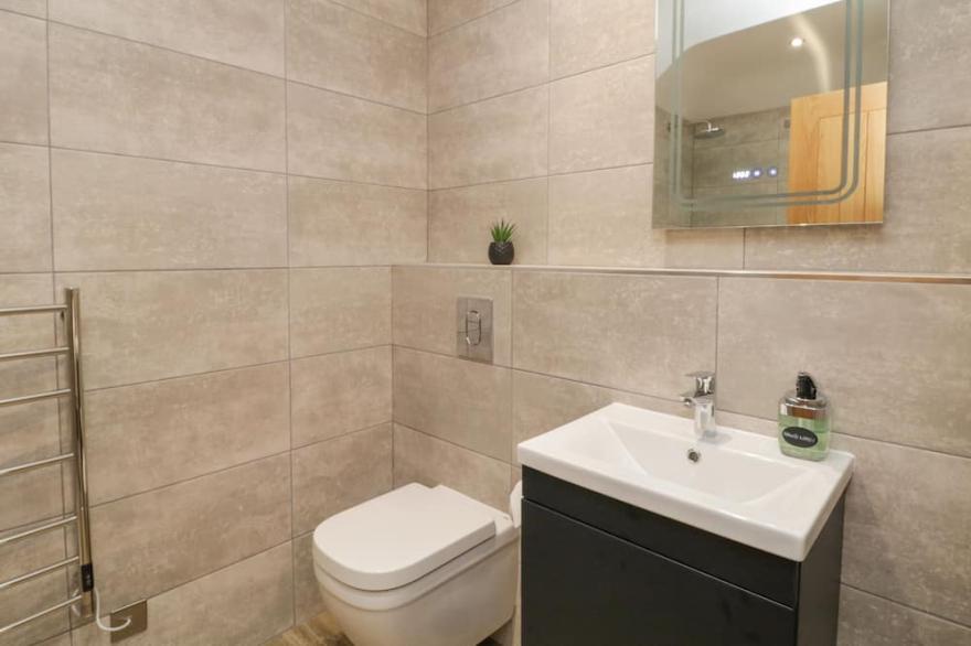 BRACKEN COTTAGE, pet friendly, luxury holiday cottage in Pocklington