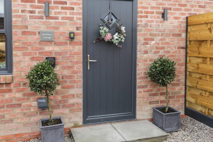 BRACKEN COTTAGE, pet friendly, luxury holiday cottage in Pocklington