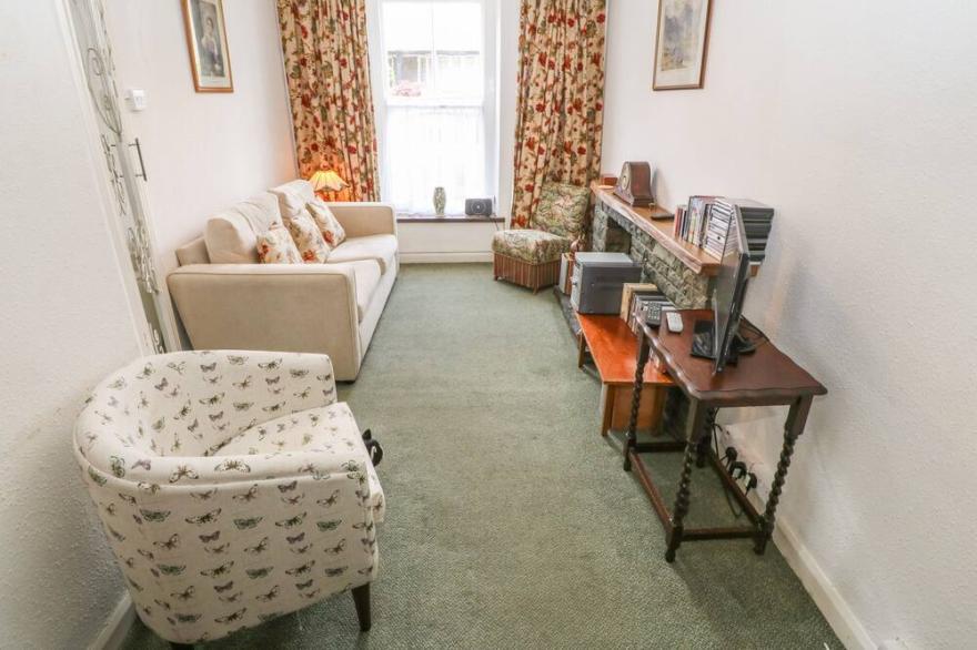 MORLAIS, pet friendly, country holiday cottage in Criccieth