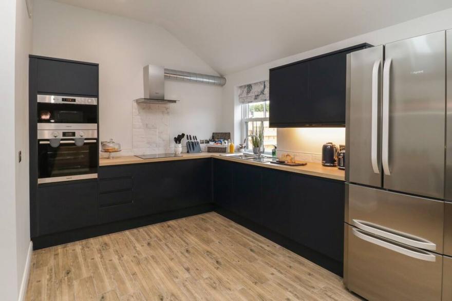 PEACOCKS REST, pet friendly, luxury holiday cottage in Pocklington