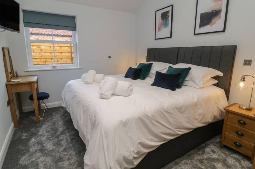 PEACOCKS REST, pet friendly, luxury holiday cottage in Pocklington