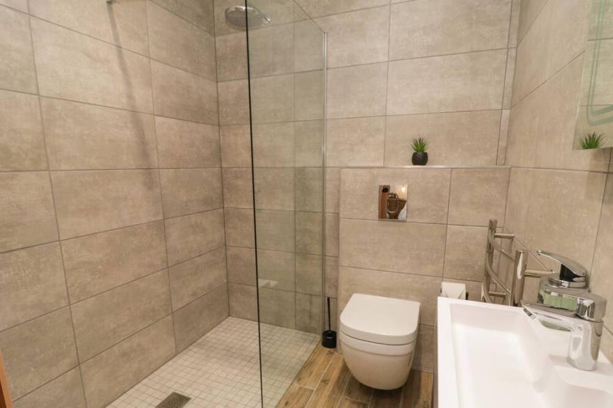 PEACOCKS REST, pet friendly, luxury holiday cottage in Pocklington