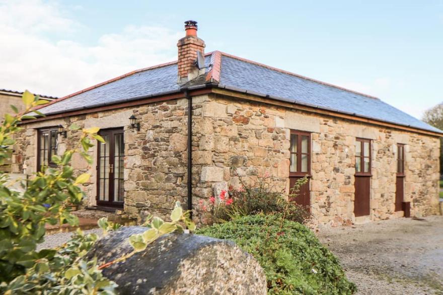 MANOR COTTAGE, pet friendly, character holiday cottage in Gweek