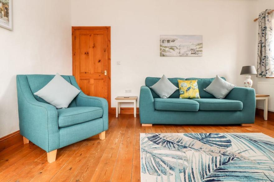 MANOR COTTAGE, pet friendly, character holiday cottage in Gweek
