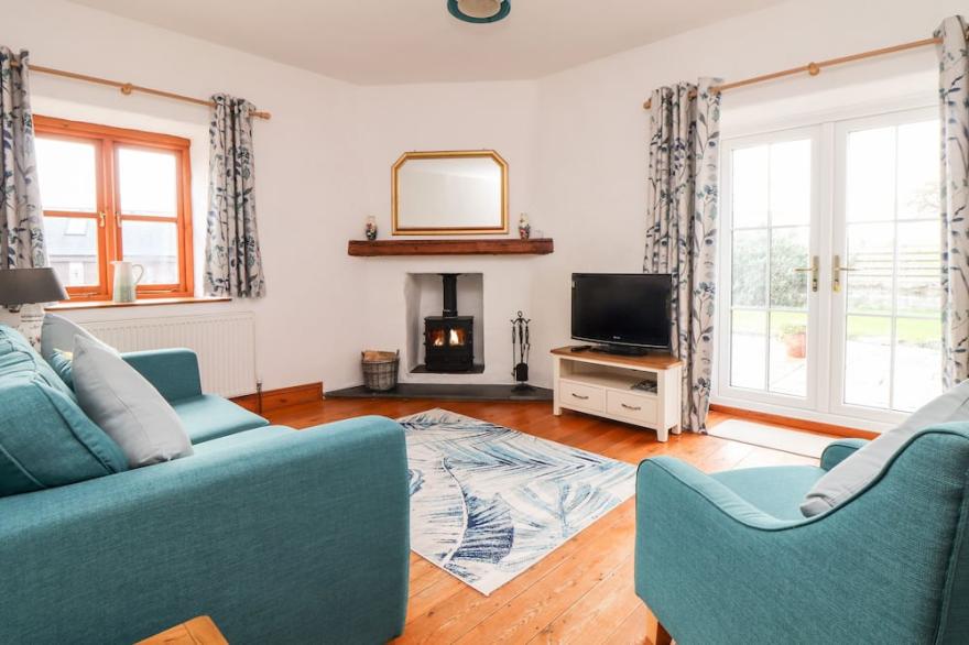 MANOR COTTAGE, pet friendly, character holiday cottage in Gweek
