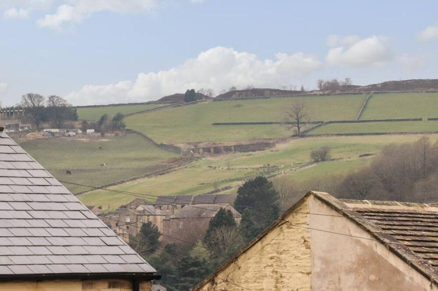 BRONTE VIEW COTTAGE, pet friendly, with open fire in Haworth