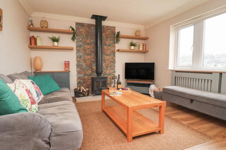 BRONTE VIEW COTTAGE, pet friendly, with open fire in Haworth