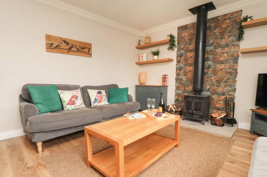 BRONTE VIEW COTTAGE, pet friendly, with open fire in Haworth