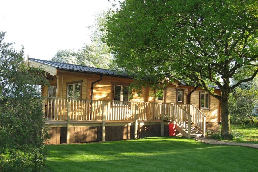 Orchard Lodge, Exclusive Log Cabin, York riverside village 2m P+R, 4m city walls