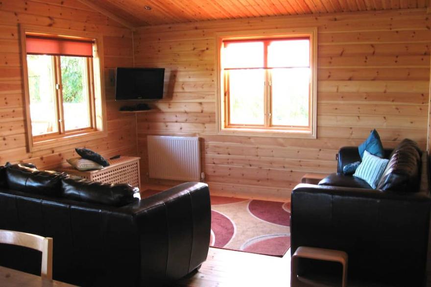 Orchard Lodge, Exclusive Log Cabin, York riverside village 2m P+R, 4m city walls