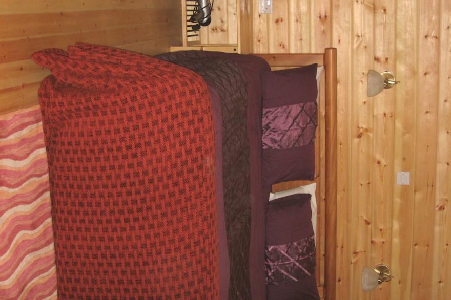 Orchard Lodge, Exclusive Log Cabin, York riverside village 2m P+R, 4m city walls