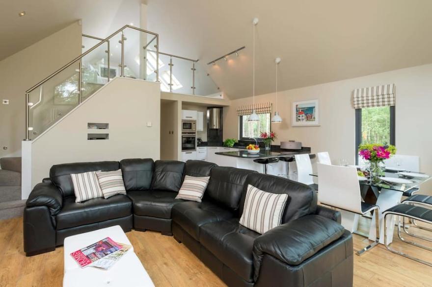 BRACKEN HOWE LODGE, family friendly, with hot tub in Whitby
