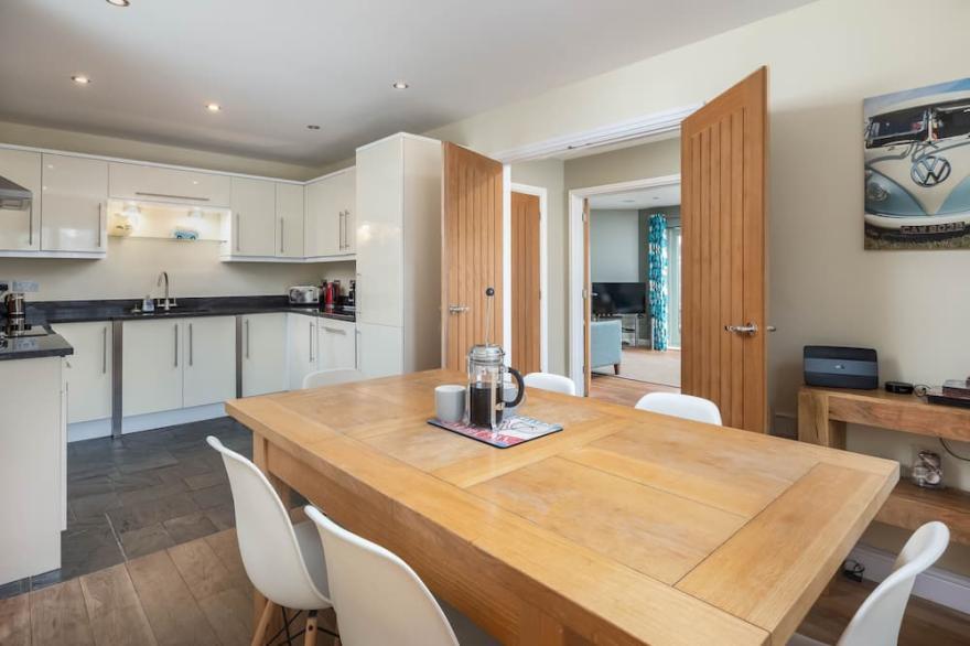 Chi An Treth - a wonderful house with direct access to the beach & parking