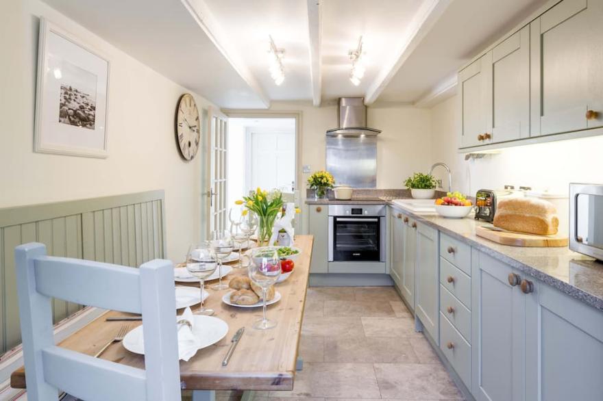 EAST ROW LODGE, family friendly, with open fire in Whitby