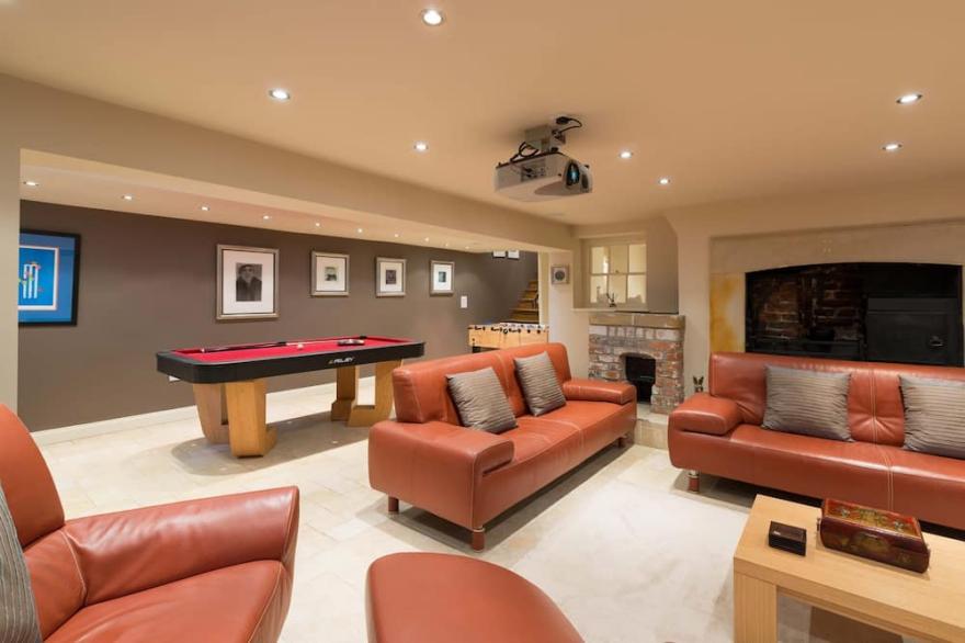 12 ST HILDA'S, pet friendly, country holiday cottage in Whitby