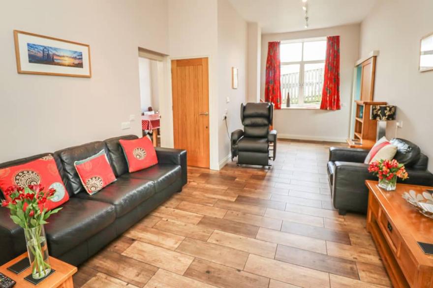 SUNDAY COTTAGE, family friendly, with a garden in Grosmont