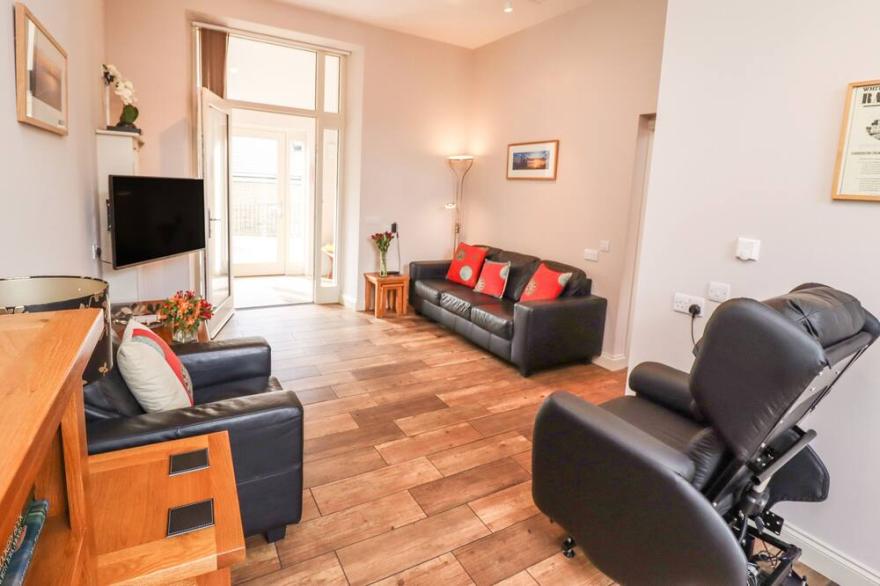 SUNDAY COTTAGE, family friendly, with a garden in Grosmont