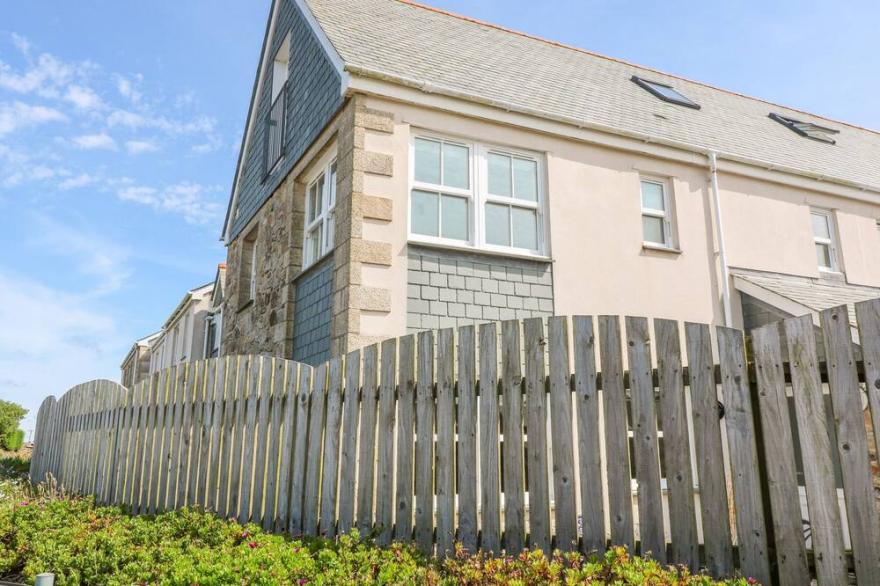 HENRYS CROFT, pet friendly, with a garden in Lizard