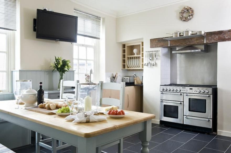 ALBANY HOUSE, WHITBY, family friendly, with a garden in Whitby