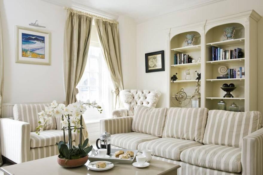 ALBANY HOUSE, WHITBY, family friendly, with a garden in Whitby