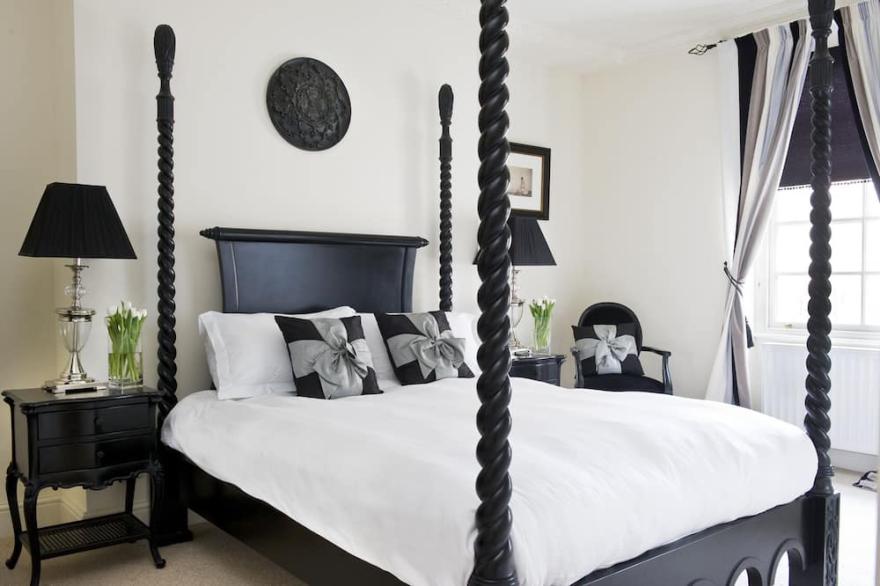 ALBANY HOUSE, WHITBY, family friendly, with a garden in Whitby