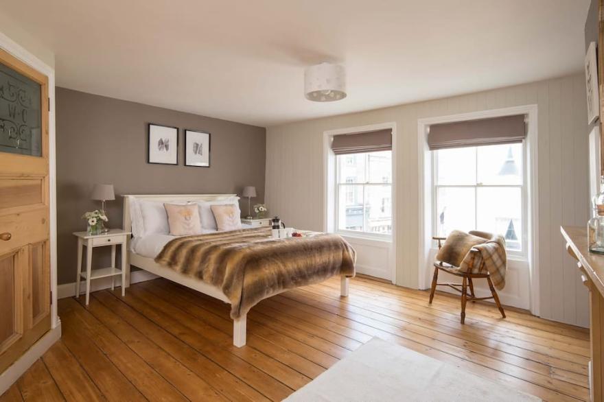 FORESTERS HOUSE, pet friendly in Whitby