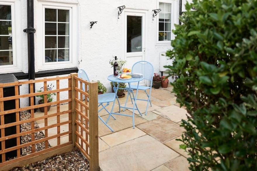 RIGG COTTAGE, pet friendly, with open fire in Whitby