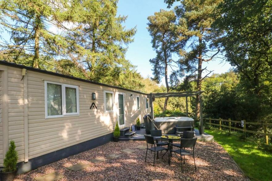 RUBYS RETREAT, with hot tub in Leek