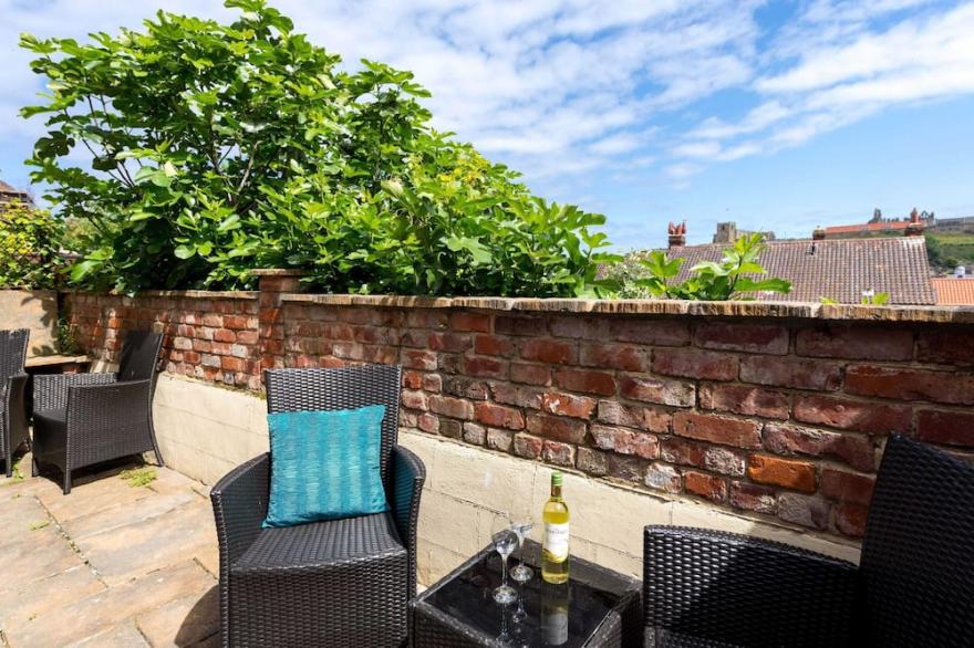 FISHERMANS WAREHOUSE, pet friendly, with a garden in Whitby