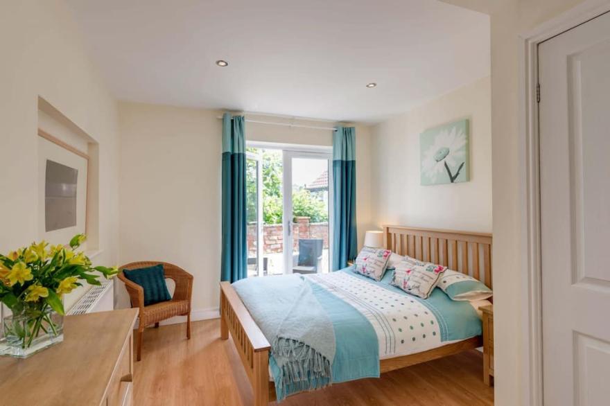 FISHERMANS WAREHOUSE, pet friendly, with a garden in Whitby