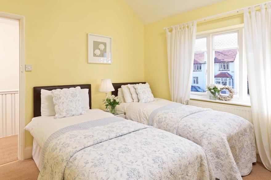 SEACLIFF COTTAGE, pet friendly, with open fire in Whitby