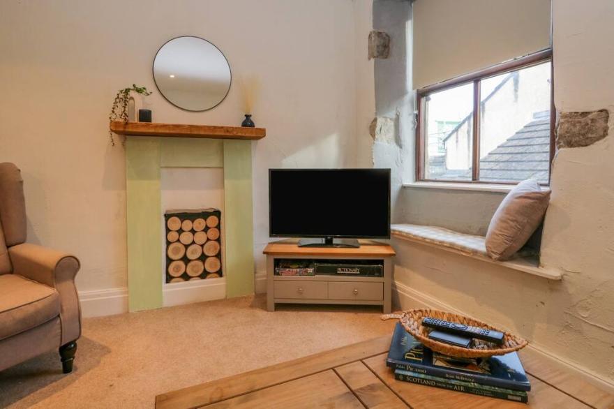 KENDAL COTTAGE, pet friendly, character holiday cottage in Kendal