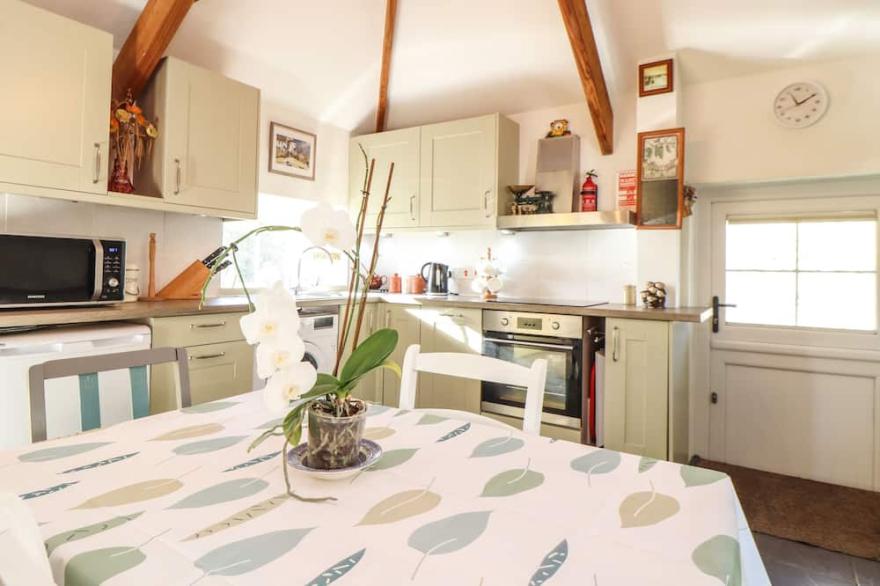 LARCH BARN, pet friendly, character holiday cottage in Helston